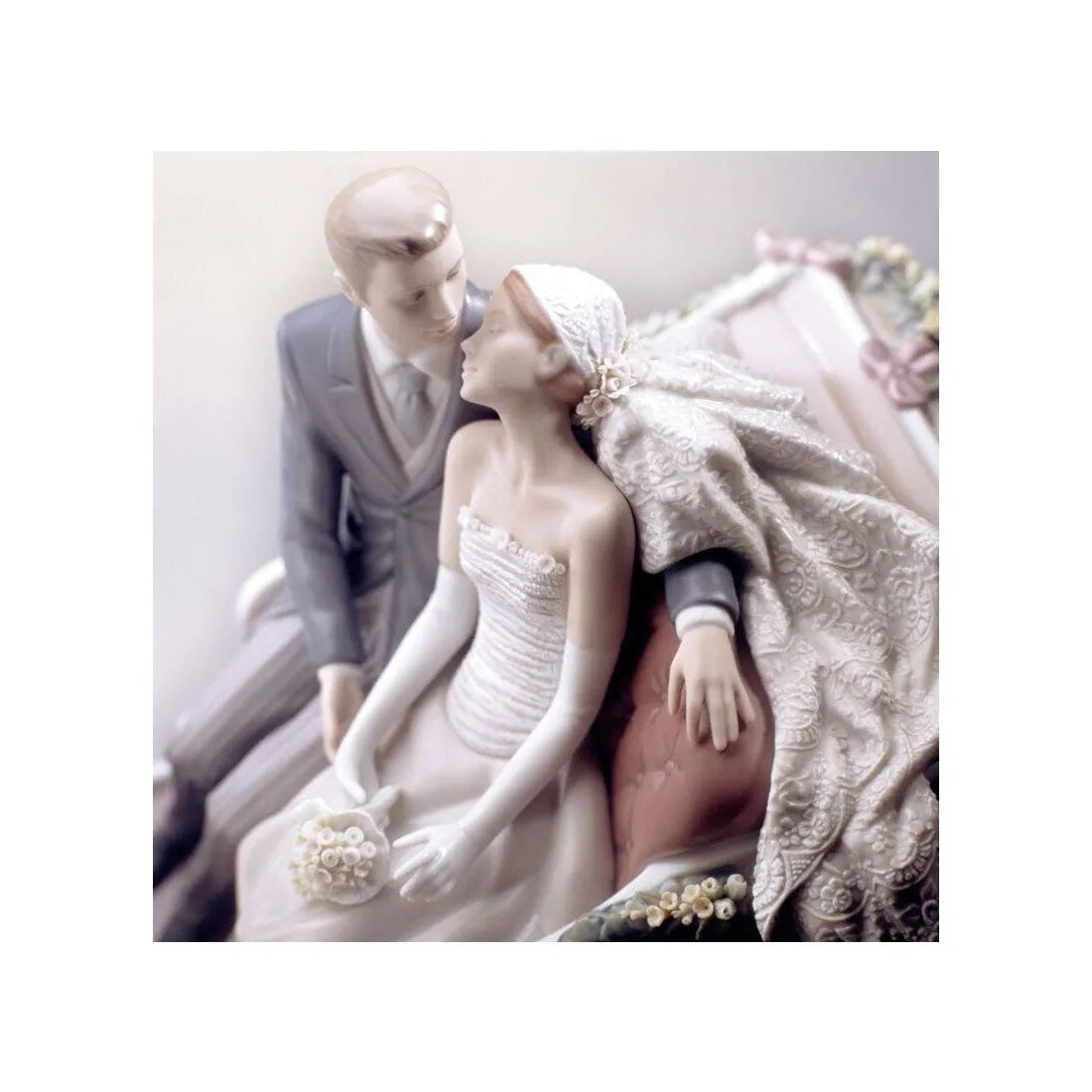 Bridal Carriage Couple Sculpture (Limited Edition) (Lladro Special Order)