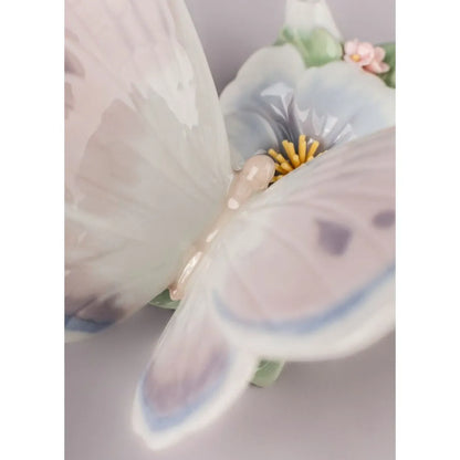 Refreshing Pause Butterfly Figurine (Lladro Special Order)