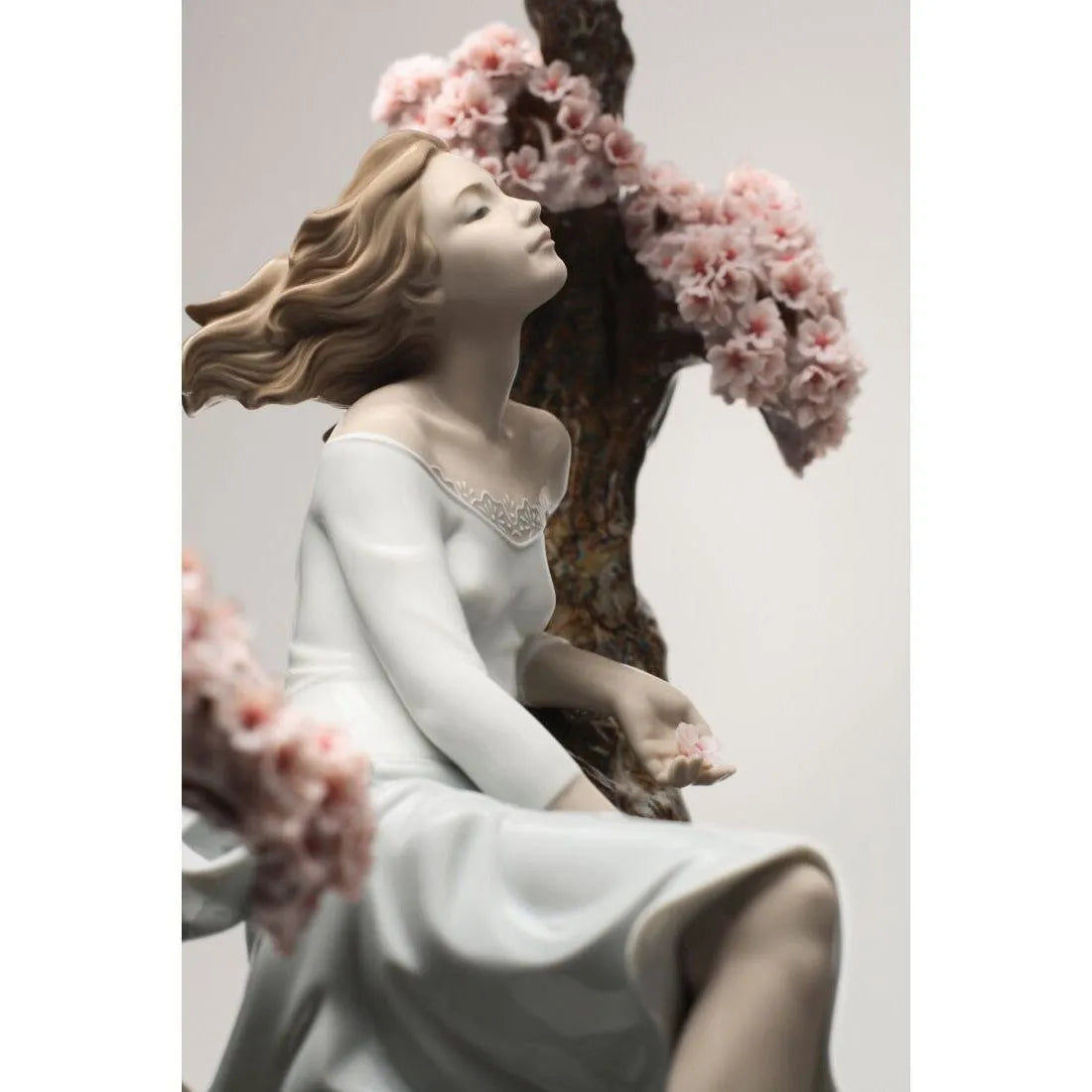 Sweet Scent Of Blossoms Woman Figurine (Limited Edition) (Lladro Special Order)